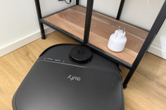 Gerade bei niedrigen Möbeln zeigt sich eine Schwäche des C28, weil er Hindernisse und Höhenbegrenzungen im Test nicht immer zuverlässig erkennt. (Foto: Testsieger.de)