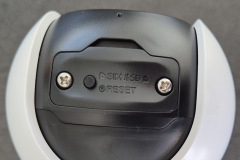 Unter der geschützten Abdeckung sitzen Nano-SIM-Kartenslot, microSD-Slot und Reset-Taste gut zugänglich und sauber ins Gehäuse integriert. (Foto: Testsieger.de).