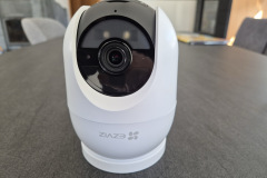 Mit ihrem kompakten Format und der unauffälligen Gestaltung wirkt die Außenkamera funktional und hochwertig verarbeitet. (Foto: Testsieger.de).