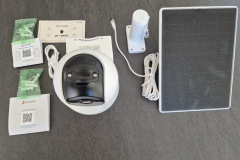 Das Set bringt alles für die Montage mit, nur ein Netzteil für die Erstladung fehlt. (Foto: Testsieger.de).