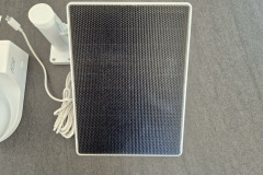 Das 5-Watt-Solarpanel lädt den Akku im Test zuverlässig nach und macht die Kamera für sonnige Standorte besonders flexibel. (Foto: Testsieger.de).