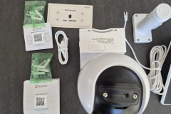 Die Montage gelingt unkompliziert, da EZVIZ dem Kit neben der Kamera auch Schablone, Kabel und Befestigungsmaterial beilegt. (Foto: Testsieger.de).