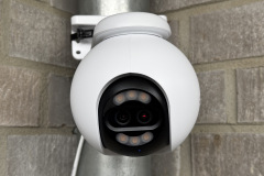 Die kugelförmige EZVIZ H80x nach der Wandmontage im Außenbereich. (Foto: Testsieger.de)