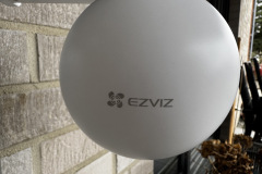 Dezentes Design: Die EZVIZ H80x fügt sich gut in die Umgebung ein. (Foto: Testsieger.de)