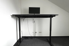 Bei maximaler Höhe können wir gewohnt weiter arbeiten, die Stabilität sinkt jedoch deutlich. (Foto: Testsieger.de)