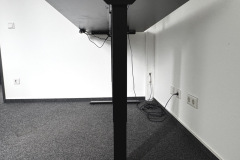 2 stabile T-Füße, mit 4 Beinen wäre aber noch mehr Stabilität möglich gewesen. (Foto: Testsieger.de)