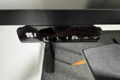 Die Steuereinheit zeigt die aktuelle Tischhöhe in Zentimetern und bietet vier Speicherplätze. (Foto: Testsieger.de)