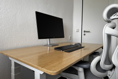 Ergonomischer Arbeitsplatz par excellence: Der Flexispot E7 Plus passt sich jeder Sitz- und Stehposition optimal an. (Foto: Testsieger.de)