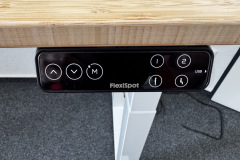 Die intuitive Steuerung erlaubt das Speichern von vier Höhen – inklusive USB-C-Port für kleine Geräte. (Foto: Testsieger.de)