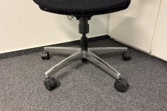 Das robuste Fußkreuz trägt zur hohen Standsicherheit bei und vermittelt ein souveränes Sitzgefühl in jeder Position. (Foto: Testsieger.de).