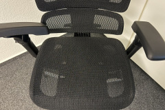 Die straff gespannte Mesh-Sitzfläche sorgt im Alltag für ein angenehm kühles Sitzklima