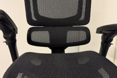 Die Kombination aus atmungsaktivem Mesh und dynamischer Lordosenstütze bietet eine stabile Basis für ergonomisches Arbeiten über viele Stunden. (Foto: Testsieger.de).