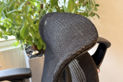 Die Kopfstütze besteht aus straff gespanntem Mesh-Material, das im Test einen stabilen und atmungsaktiven Eindruck hinterlässt und sich nahtlos in das Gesamtdesign des Stuhls einfügt. (Foto: Testsieger.de).