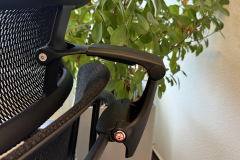 Die Kopfstütze lässt sich in der Höhe verstellen und bietet zusätzliche Unterstützung für den Nackenbereich. (Foto: Testsieger.de).