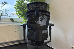 Die stabile Rückenstruktur mit straff gespanntem Mesh und der sauber verarbeitete Rahmen vermitteln im Test einen hochwertigen und robusten Gesamteindruck. (Foto: Testsieger.de).