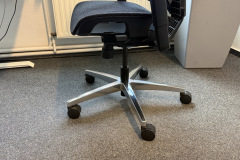 Das robuste Fußkreuz sorgt für hohe Standsicherheit und unterstützt die angegebene Traglast von bis zu 250 Kilogramm. (Foto: Testsieger.de).