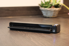 Fujitsu ScanSnap iX100 Frontseite mit geöffnetem Scaneinzug