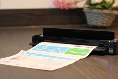 Fujitsu ScanSnap iX100 Frontansicht mit eingezogenem Dokument