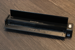 Fujitsu ScanSnap iX100 Gesamtansicht mit geöffneten Klappen