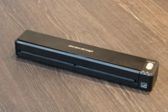 Fujitsu ScanSnap iX100 Gesamtansicht mit geschlossenen Klappen