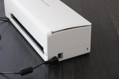 Die Installation funktioniert insgesamt gut. Der Stromanschluss befindet sich auf der linken Seite (Foto: Testsieger.de)