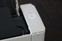 Der LED-Ring um die Scan-Taste signalisiert die Betriebsbereitschaft des Scanners (Foto: Testsieger.de)