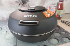 Der rundliche Aufbau und das robuste Metallgehäuse verleihen dem Pummarola eine professionelle Anmutung und machen ihn zu einem Blickfang in jeder Küche. (Foto: Testsieger.de)