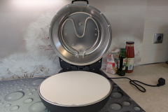 Der massive Schamottstein und die sauber verbaute Heizspirale zeigen die hochwertige Verarbeitung des Pummarola, der auf bis zu 420 Grad aufheizt. (Foto: Testsieger.de)