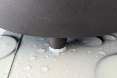 Dank der gummierten Saugnäpfe bleibt der Pummarola fest an Ort und Stelle – selbst beim Öffnen und Schließen des Deckels. (Foto: Testsieger.de)