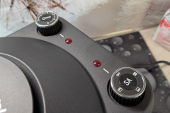 Die zwei großen Drehknöpfe ermöglichen eine unkomplizierte Steuerung von Temperatur und Heizmodus und sorgen für eine angenehme, einfache Handhabung. (Foto: Testsieger.de)