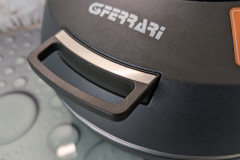 Der solide Deckelgriff ermöglicht ein sicheres Öffnen, auch wenn das Außengehäuse während des Betriebs sehr heiß wird. (Foto: Testsieger.de)