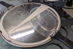 Die mitgelieferten Edelstahl-Paletten erleichtern das Handling der Pizza erheblich und machen das Einlegen deutlich komfortabler. (Foto: Testsieger.de)