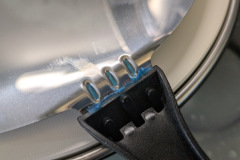 Ein kleiner Kritikpunkt im Test: Die Schutzfolie an den Paletten lässt sich nur entfernen, wenn der Griff zuvor abgeschraubt wird. (Foto: Testsieger.de)