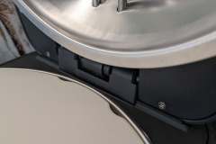 Das Scharnier öffnet angenehm gedämpft, hält die Position jedoch nicht immer zuverlässig – eine der wenigen Schwächen des Ofens. (Foto: Testsieger.de)