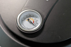 Das integrierte Thermometer erleichtert die Temperaturüberwachung und hilft beim Timing der vier- bis fünfminütigen Backzeit. (Foto: Testsieger.de)