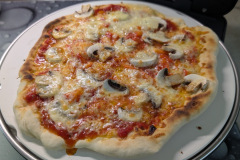 Der Pummarola liefert überzeugende Ergebnisse: knusprige Ränder, elastischer Teig und perfekt geschmolzener Käse schon nach wenigen Minuten. (Foto: Testsieger.de)