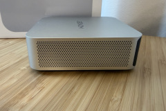 Gut belüftet, aber nie ganz leise: Trotz der großflächigen Lüftungsöffnungen läuft der Lüfter im Alltag sehr oft (Foto: Testsieger.de).