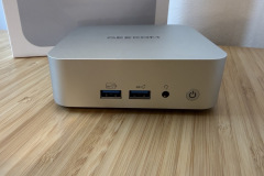 Praktisch für den Schreibtisch: Zwei USB A Anschlüsse vorn plus Kopfhörerbuchse sind alltagstauglich, nur ein USB C Port an der Front hätte das Paket abgerundet. (Foto: Testsieger.de).