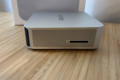 Praktisch für Foto und Video: Der seitliche SD Kartenleser im UHS II Standard ermöglicht das schnelle Einlesen von Kameramedien ohne zusätzlichen Adapter. (Foto: Testsieger.de).