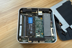 Aufrüsten ausdrücklich vorgesehen: Unter der Bodenplatte sind die zwei RAM Slots für bis zu 64 Gigabyte sowie der M.2 Steckplatz für eine NVMe SSD bis 2 Terabyte direkt zugänglich. (Foto: Testsieger.de).