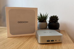 Schlicht und elegant: Der silberne Mini PC wirkt unauffällig hochwertig und erinnert im Auftritt sogar ein wenig an einen Mac Mini, ideal für Büro oder Wohnzimmer. (Foto: Testsieger.de).
