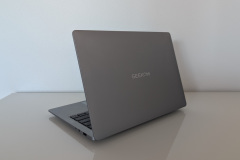 Der saubere Gesamteindruck der Verarbeitung passt zur hochwertigen Anmutung, nur der sehr dünne Deckel wirkt wenig verwindungssteif. (Foto: Testsieger.de).