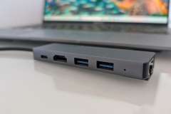 Der Hub bringt zusätzliche USB-TypA-Anschlüsse, HDMI und USB-C mit Power Delivery und erweitert das Setup ohne Zusatzkäufe. (Foto: Testsieger.de).