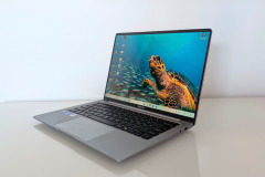 Mit seiner kompakten 14 Zoll Bauform wirkt das GeekBook X14 Pro hochwertig verarbeitet, der sehr dünne Displaydeckel bleibt aber der offensichtliche Schwachpunkt. (Foto: Testsieger.de).