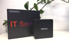 Der GEEKOM IT15 zeigt sich als schlichtes und hochwertig verarbeitetes Mini-PC-System, das mit seinem kompakten Format und der stabilen Metall-Kunststoff-Konstruktion auch auf kleinen Arbeitsflächen eine gute Figur macht. (Foto: Testsieger.de)