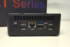 Auf der Rückseite bietet der IT15 eine beeindruckende Auswahl moderner Anschlüsse, darunter USB4 mit 40-Gigabit-Tempo, zwei HDMI-Ports und 2,5-G-LAN – ideal für professionelle Multi-Monitor-Setups und schnelle Datenübertragung. (Foto: Testsieger.de)