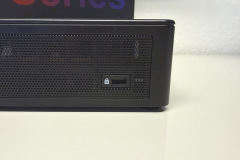Der Mini-PC setzt auf großflächige Lüftungsgitter und verfügt über einen Kensington-Lock zur sicheren Arbeitsplatzmontage, was ihn besonders für Büroumgebungen und geteilte Arbeitsbereiche prädestiniert. (Foto: Testsieger.de)