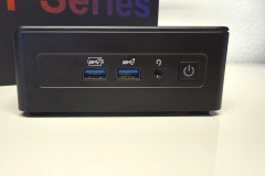 An der Front des IT15 befinden sich zwei schnelle USB-A-Ports und ein Kopfhöreranschluss, sodass wichtige Peripheriegeräte jederzeit bequem erreichbar bleiben. (Foto: Testsieger.de)