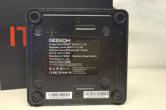 Dank gummierter Standfüße und vier praktischer Schnellverschlüsse lässt sich der IT15 besonders einfach öffnen, während der solide Metallboden gleichzeitig als Kühlkörper für die SSD dient. (Foto: Testsieger.de)