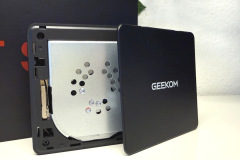 Die abnehmbare Bodenplatte gibt den Blick frei auf die interne SSD-Kühlkonstruktion und erleichtert Aufrüstungen des Mini-PCs, der bis zu 64 GB RAM und zwei M.2-SSDs unterstützt. (Foto: Testsieger.de)